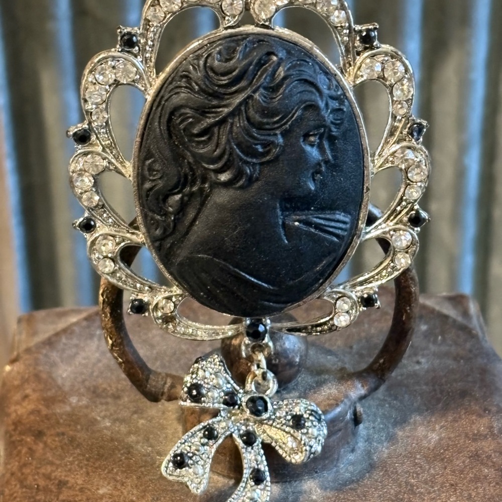 Vintage Black and Silver Cameo Brooch with matching earrings - Picture 3 of 5